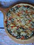 Pizza de cogumelos, bacon e ananás