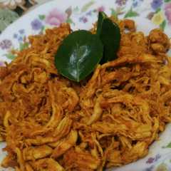 A picture of Ayam suwir bali pedasss.