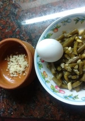 Una foto de Chauchas rápidas con ajillo y huevo