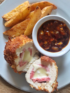 Foto resep Chicken cordon bleu with bbq sauce & potato wedges