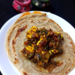 A picture of Garlic paneer with lachha paratha.