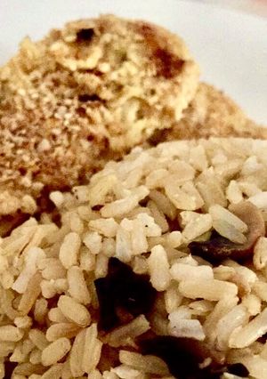Una foto de Filete de pescado apanado fit con arroz de champiñones