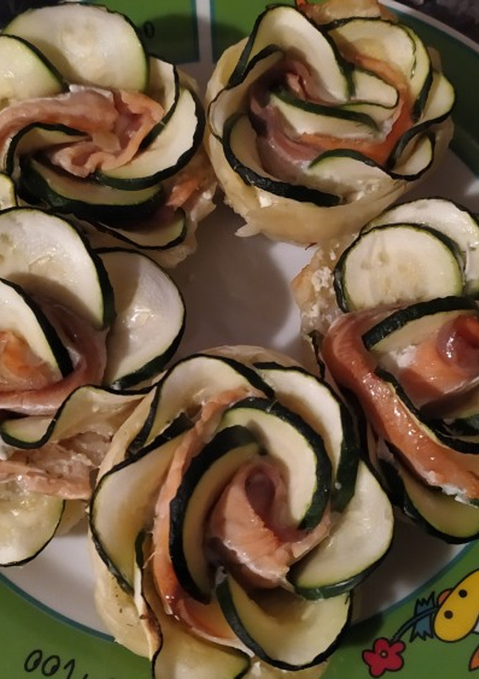 Una foto de Flores de calabacín, salmón y queso