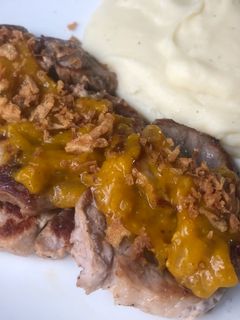 Una foto de Solomillo de cerdo en salsa de mango con puré de patata y queso 🍴🥭🐷