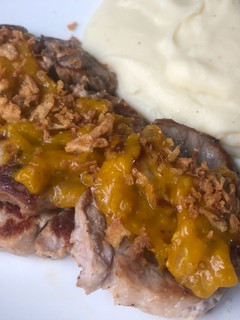 Una foto de Solomillo de cerdo en salsa de mango con puré de patata y queso 🍴🥭🐷