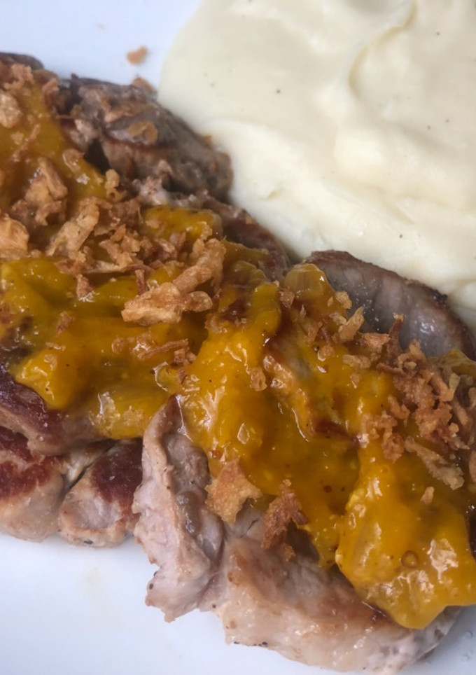 Una foto de Solomillo de cerdo en salsa de mango con puré de patata y queso 🍴🥭🐷