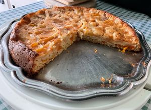 Une photo de Gâteau fondant aux pommes, abricots, citron et vanille