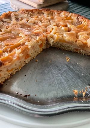 Une photo de Gâteau fondant aux pommes, abricots, citron et vanille