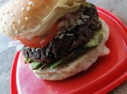 Una foto de carne de hamburguesa vegetariana