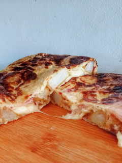 Una foto de Tortilla de papa con jamón y queso
