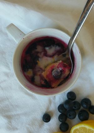 Une photo de Mug cake aux myrtilles et citron
