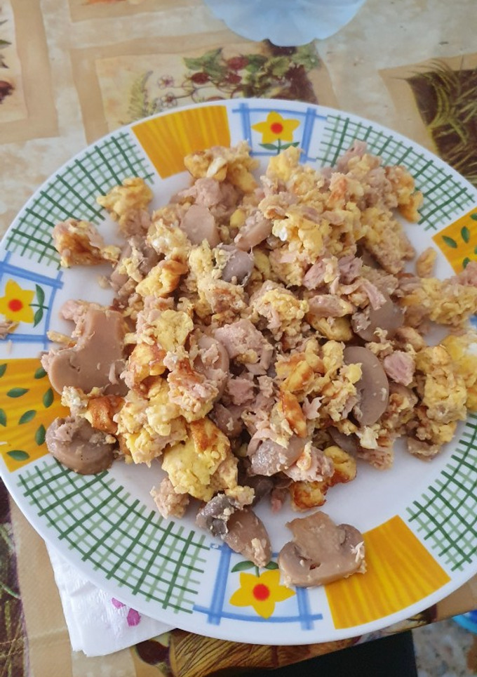 Una foto de Revuelto de atún 🐟 y champiñones 🍄