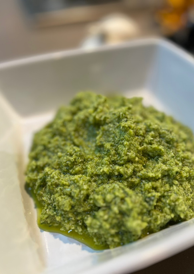 Una foto de Pesto de brócoli y piñones