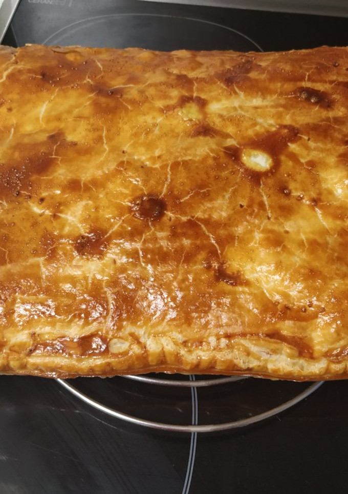 Una foto de Empanada de escalivada con masa de hojaldre