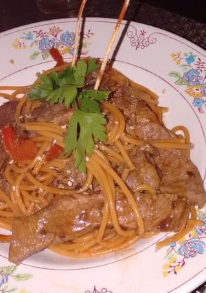 Una foto de Wok de ternera, vegetales y spaghetti picantes