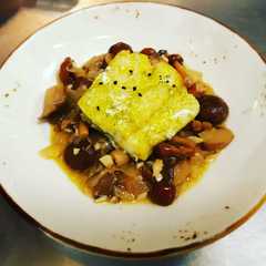 Una foto de Bacalao al ajo perejil con setas