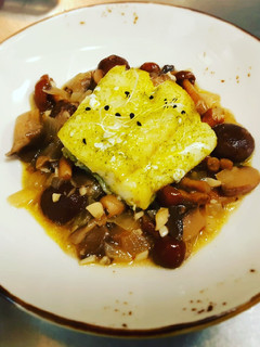 Una foto de Bacalao al ajo perejil con setas