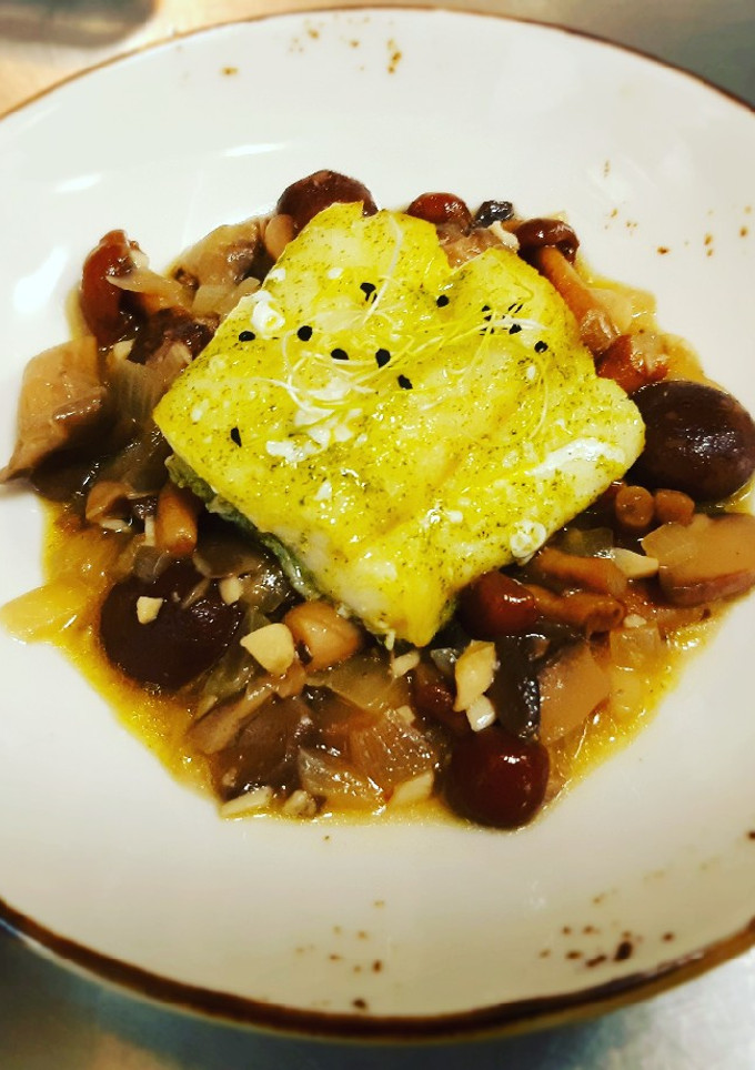 Una foto de Bacalao al ajo perejil con setas