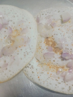 ஹோட்டல் சுவையில் ஆனியன் கல் தோசை (Onion Kal Dosai Recipe in tamil) செய்முறை முக்கிய புகைப்படம்