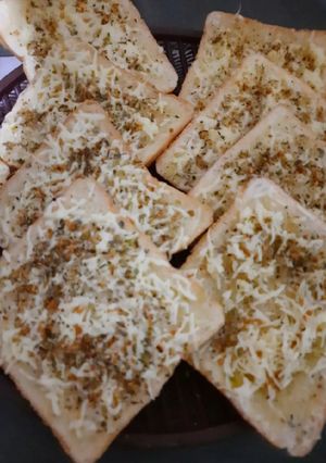 ગાર્લિક બ્રેડ (Garlic Bread Recipe In Gujarati) રેસીપી મુખ્ય ફોટો