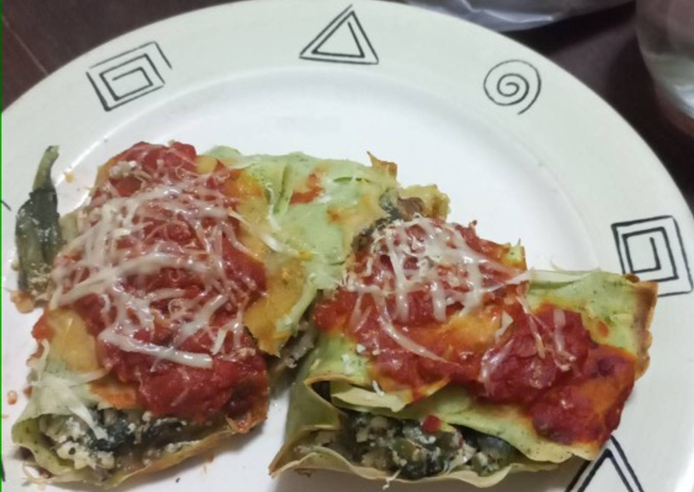 Crepes de rúcula rellenos con salsa pomodoro