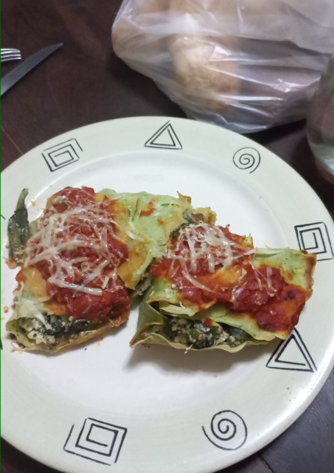 Una foto de Crepes de rúcula rellenos con salsa pomodoro