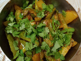 પરવળ બટાકા નું શાક (Parvar Bataka Shak Recipe In Gujarati)