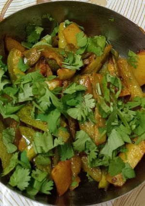 પરવળ બટાકા નું શાક (Parvar Bataka Shak Recipe In Gujarati) રેસીપી મુખ્ય ફોટો