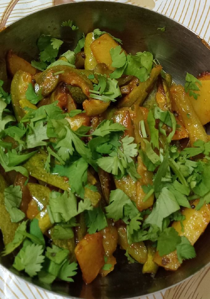 પરવળ બટાકા નું શાક (Parvar Bataka Shak Recipe In Gujarati) રેસીપી મુખ્ય ફોટો