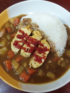 รูปของ ข้าวแกงกะหรี่ญี่ปุ่น+ไข่ม้วน