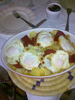 Una foto de Huevos fritos con pimientos del piquillo y patatas
