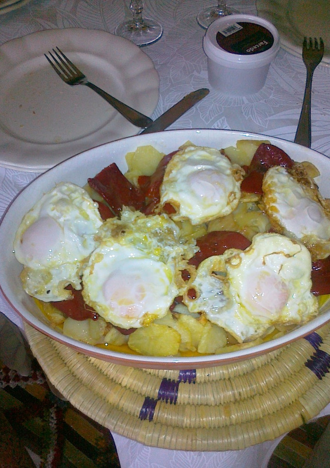 Una foto de Huevos fritos con pimientos del piquillo y patatas