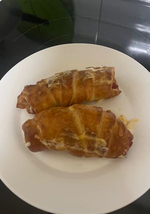 Una foto de Croissants de jamón York y queso en airfryer