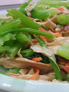 芹菜炒煙燻腐皮 的食譜成品照片
