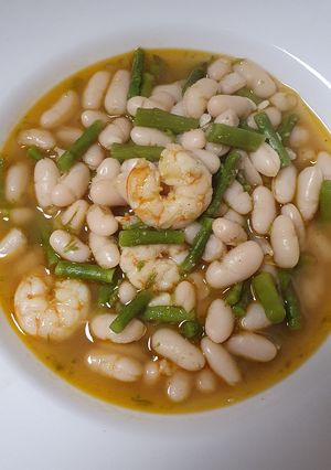 Una foto de Alubias con langostinos y trigueros