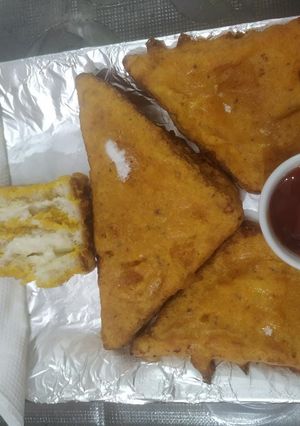 A picture of Variety of bread pakora.