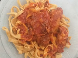 Fideos caseros con salsa de pollo