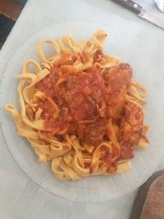 Una foto de Fideos caseros con salsa de pollo