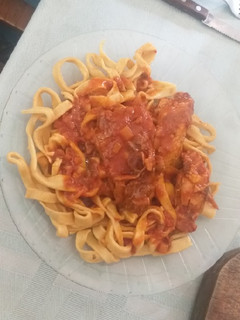Una foto de Fideos caseros con salsa de pollo