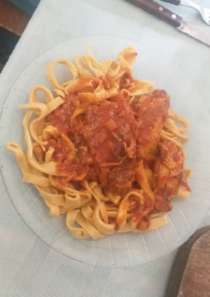Una foto de Fideos caseros con salsa de pollo