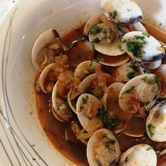 A picture of Clams in white wine.