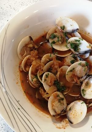 A picture of Clams in white wine.