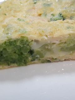 Una foto de Tortilla de brócoli y salmón ahumado