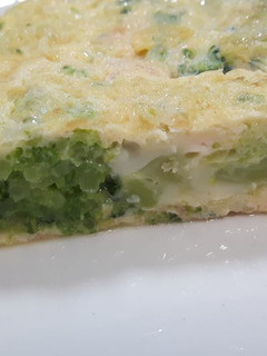 Una foto de Tortilla de brócoli y salmón ahumado