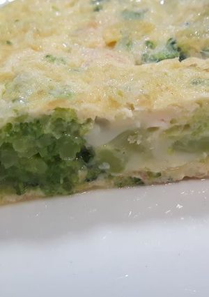 Foto principal de Tortilla de brócoli y salmón ahumado