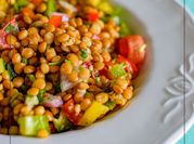 Una foto de ensalada de lentejas