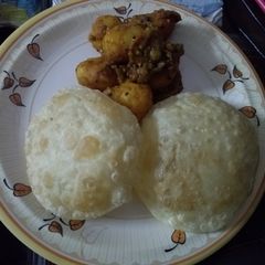 A picture of Luchi aaloo dum.