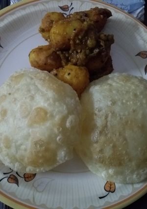 A picture of Luchi aaloo dum.