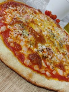 Una foto de Pizza jamón York y queso
