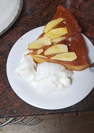 Una foto de Tarta de manzana y flan con helado
